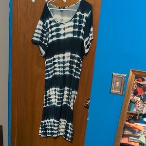 Chic Tie-Dye Midi Dress in Black and White